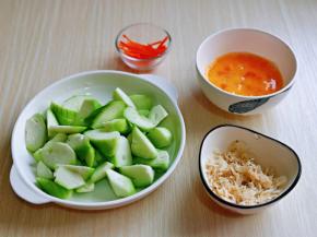 鸡蛋用筷子打散，准备工作完成。