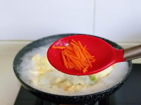 加入胡萝卜丝。