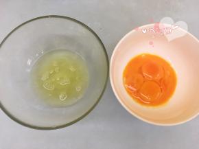 分离蛋黄蛋清至无油无水的盆中，蛋清放冰箱冷冻（或冷藏）备用，冷冻效果更好一些，翻拌时不易消泡。