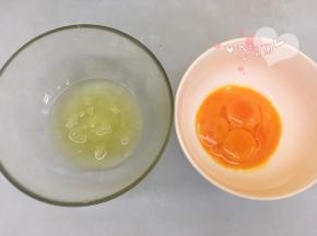 分离蛋黄蛋清至无油无水的盆中，蛋清放冰箱冷冻（或冷藏）备用，冷冻效果更好一些，翻拌时不易消泡。