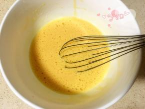 蛋黄打散，加入玉米油划“之”字拌匀。