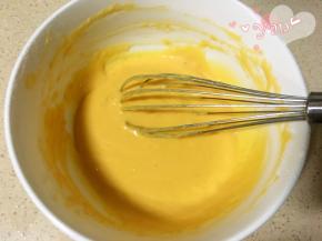 再倒入牛奶和百香果汁划“之”字拌匀。