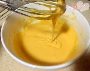 筛入低筋粉翻拌至无颗粒。