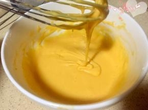 筛入低筋粉翻拌至无颗粒。