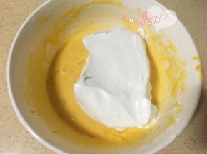 挖一大勺蛋白到蛋黄糊里翻拌均匀，再取1/3蛋白倒入蛋白里翻拌均匀。