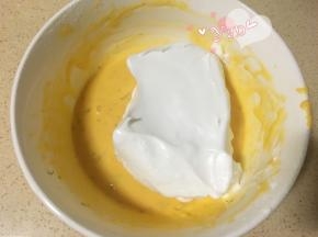 挖一大勺蛋白到蛋黄糊里翻拌均匀，再取1/3蛋白倒入蛋白里翻拌均匀。