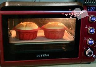 放入预热好的烤箱，上下火155度烤40分钟。出炉倒扣晾3-5分钟脱模。