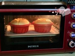 放入预热好的烤箱，上下火155度烤40分钟。出炉倒扣晾3-5分钟脱模。