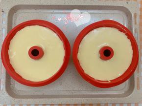 倒入模具里，轻震两下。