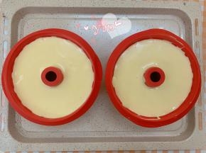 倒入模具里，轻震两下。