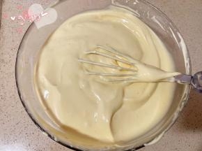 最后将剩余的蛋黄糊倒入蛋白盆中，翻拌均匀。