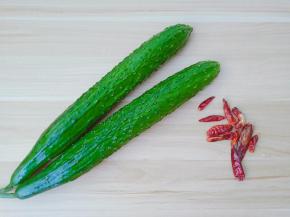 凉拌黄瓜配料很简单。