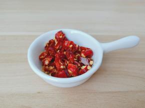 干辣椒剪成小段。