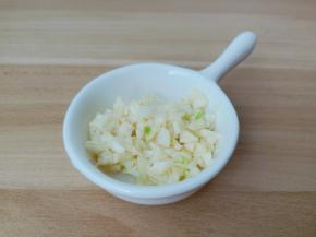 蒜剥皮切成蒜末。