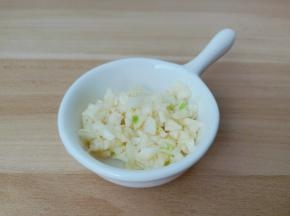 蒜剥皮切成蒜末。