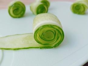 取两片黄瓜片卷起来。
