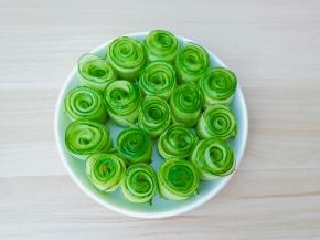 把卷好的黄瓜卷放到盘子里。