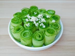 黄瓜卷上面撒上蒜泥。