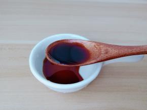 碟子里放上生抽两勺。