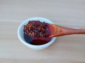 喜欢辣的加一勺辣椒酱。