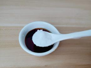 加上一勺食用盐把调味料搅拌均匀。