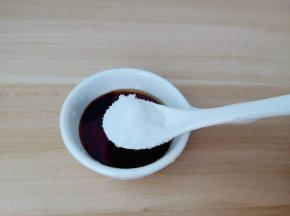 加上一勺食用盐把调味料搅拌均匀。