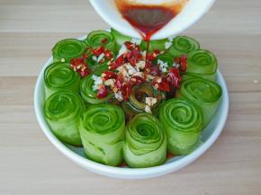 把拌好的调味料淋到黄瓜卷上面，再淋上热油。
