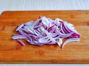 洋葱去根，去掉外皮切丝。