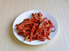 切好的牛肉丝放入器具中，加入料酒，生抽。