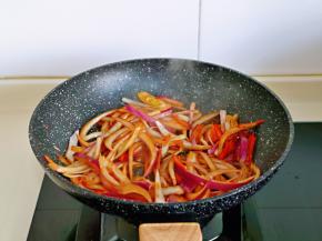 煸炒变软时加入辣酱，按个人口味加入盐，十三香翻炒均匀。