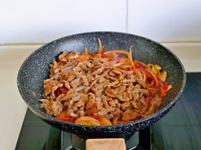 最后加入煸炒过的牛肉丝。