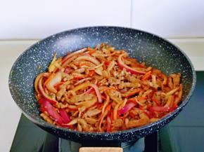 快速翻炒均匀，即可关火出锅。