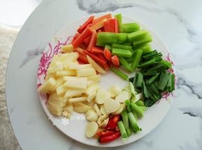 将大蒜生姜切片，小辣椒、蒜苗切小段，土豆、胡萝卜、莴苣切小长条。