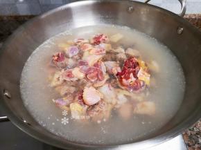 鸡肉洗净放入沸水中焯水5分钟后捞出洗净沥干。