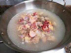 鸡肉洗净放入沸水中焯水5分钟后捞出洗净沥干。