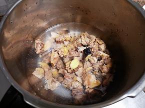 高压锅加适量清水放入鸡块、生姜和几颗花椒上汽压20分钟。