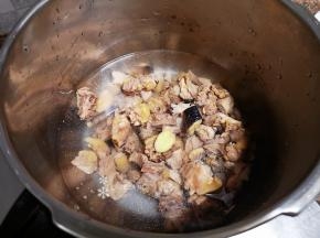 高压锅加适量清水放入鸡块、生姜和几颗花椒上汽压20分钟。