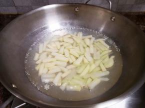 将土豆条先煮5分钟后捞出备用。