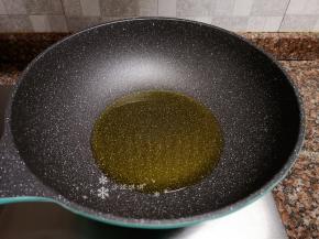 热锅倒油烧至5成热。