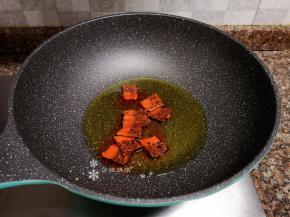 放入火锅料翻炒至化开。