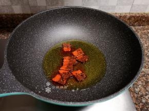 放入火锅料翻炒至化开。