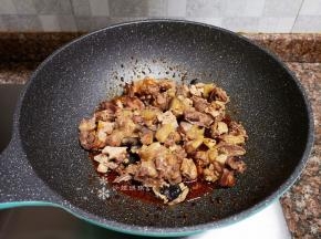 放入鸡肉翻炒片刻。