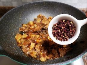 放入花椒翻炒出香味。