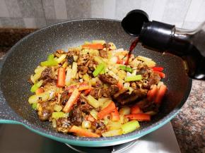 倒入适量生抽翻炒片刻。