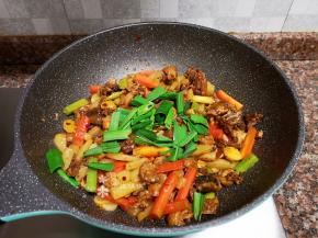 最后放入蒜苗叶翻炒片刻即可出锅！