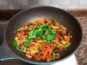 最后放入蒜苗叶翻炒片刻即可出锅！