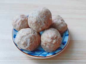 丸子店家那里买的手工牛肉丸。