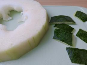 冬瓜清洗好以后削皮。