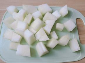 冬瓜切成厚片，把蒜切成米粒大小备用。