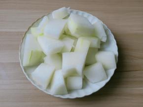 切好的冬瓜放入盘里。